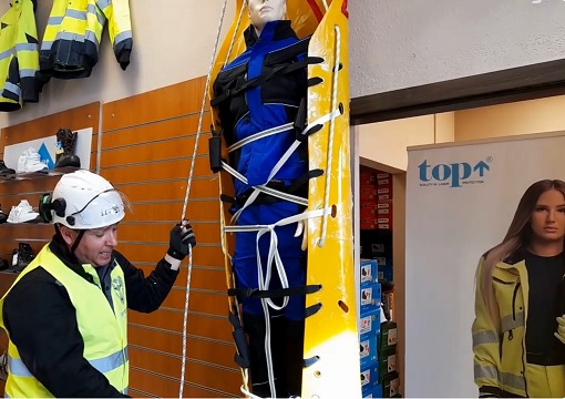 Irudek alpintechnikai bemutató. A mentőhordágy helyes bekötése függőleges emelés esetén